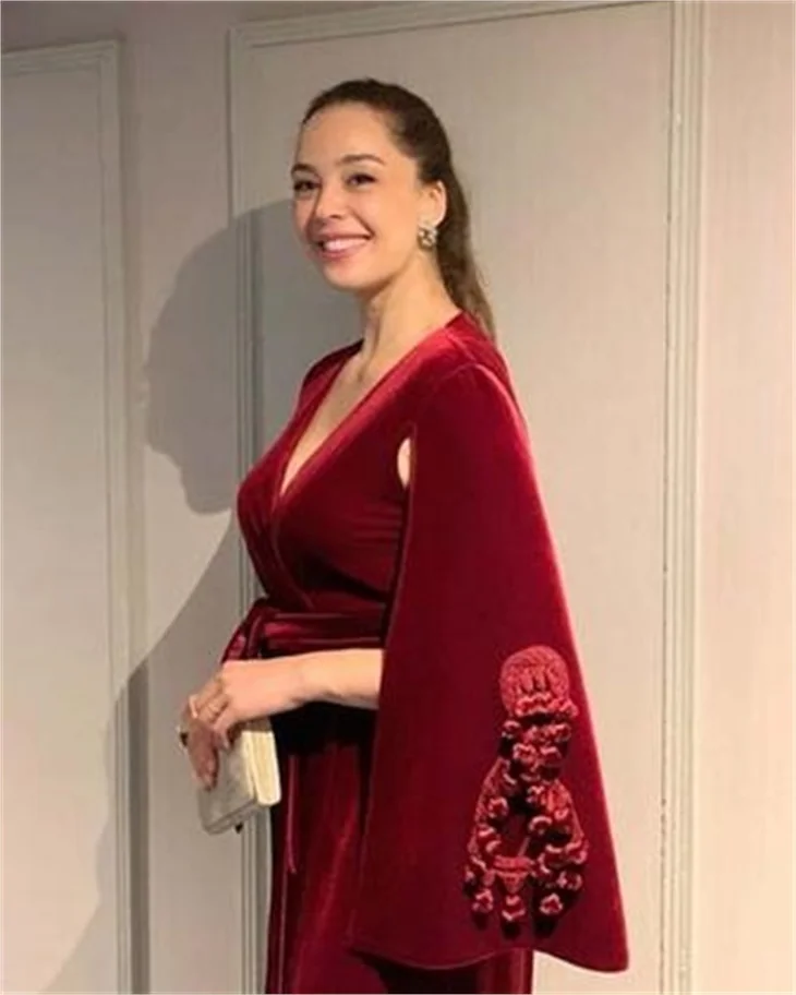 Azra Akın'dan romantik pozlar! "Ne güzel kadınsın!"