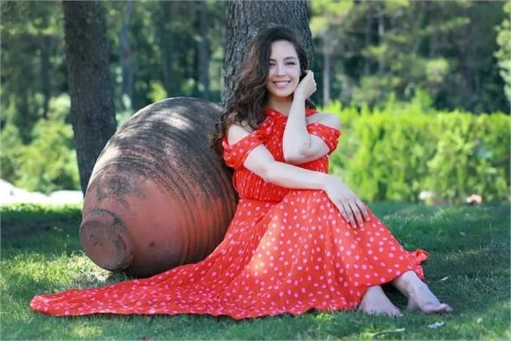 Azra Akın'dan romantik pozlar! "Ne güzel kadınsın!"