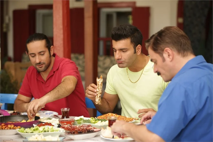 Kalk Gidelim dizisinde her ay 20 kilo lahmacun!