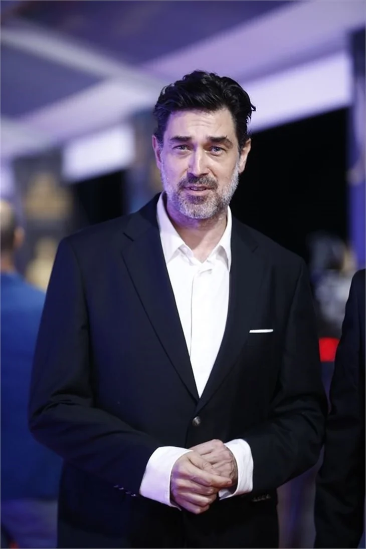 Altın Portakal'da kırmızı halı şıklığı!
