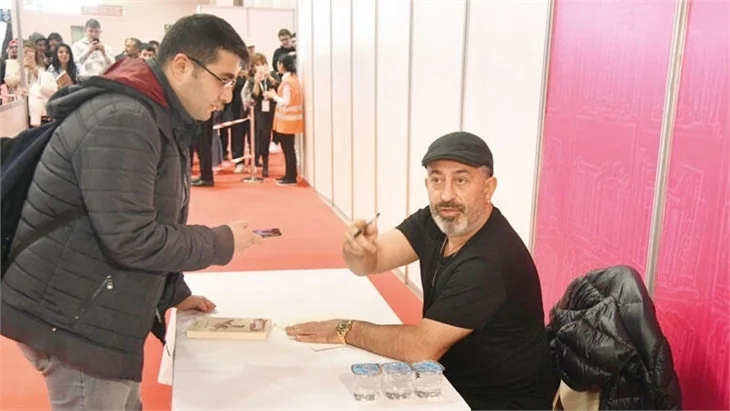Cem Yılmaz: "Yoksa arakladın mı bu afişi?"