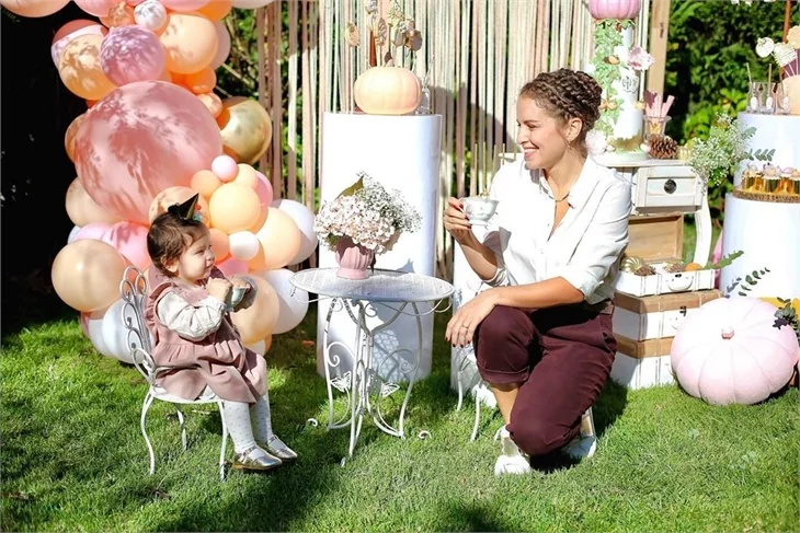 Aslı Tandoğan'dan kızına çay partisi!