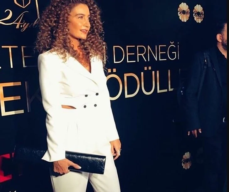 Ödül töreninde güzeller geçidi!