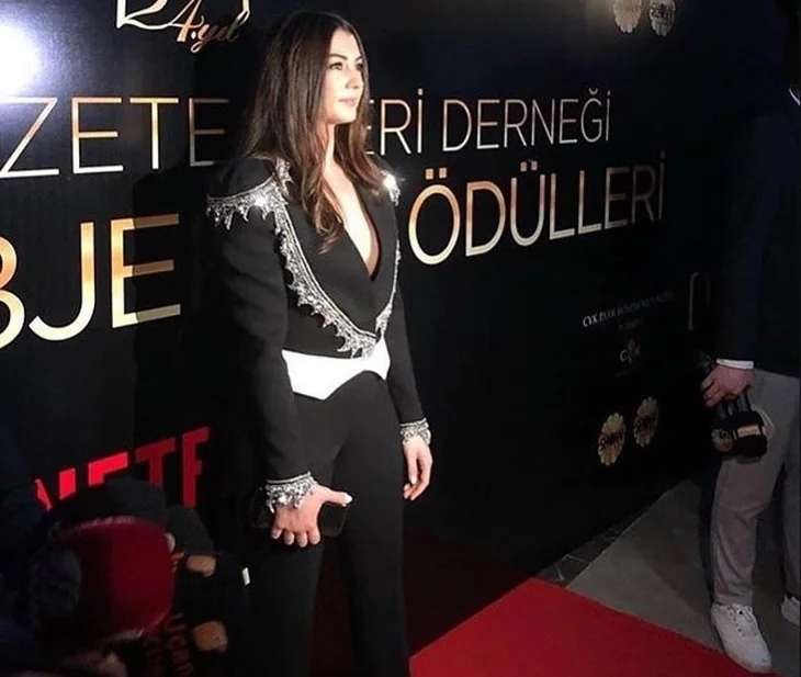 Ödül töreninde güzeller geçidi!