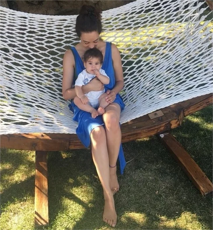 Azra Akın oğlunun ilk adımlarını paylaştı!