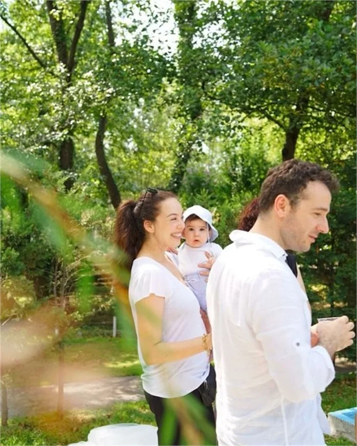 Azra Akın oğlunun ilk adımlarını paylaştı!