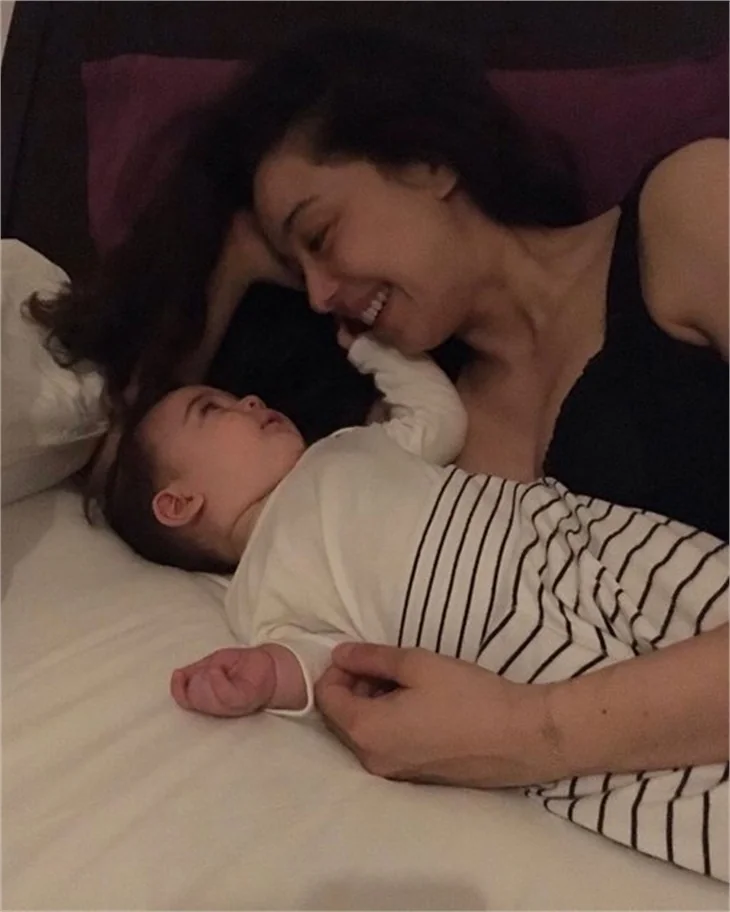 Azra Akın oğlunun ilk adımlarını paylaştı!