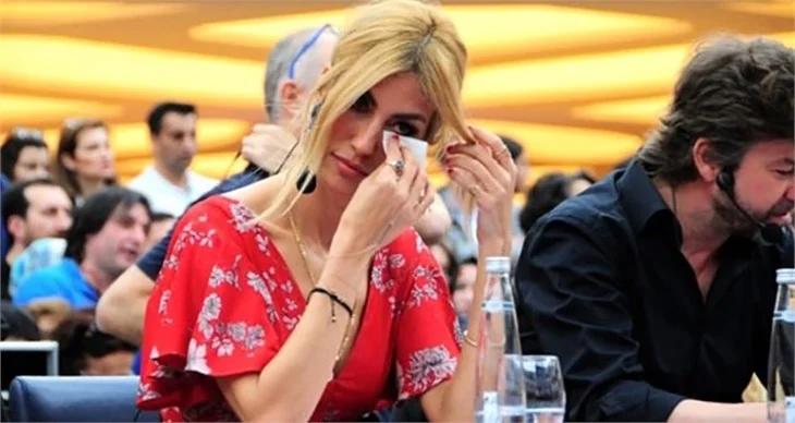 Çağla Şikel canlı yayında gözyaşlarına boğuldu!