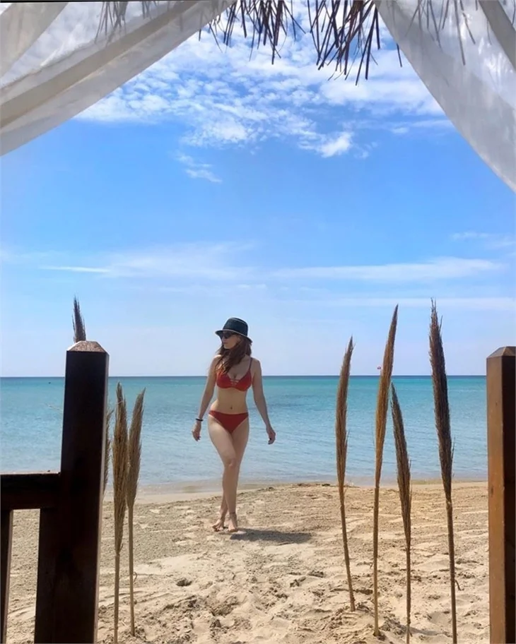 Mine Tugay bikinili fotoğrafıyla sosyal medyayı salladı!