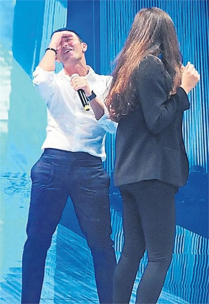 Mustafa Sandal öptü, sarıldı, dans etti!