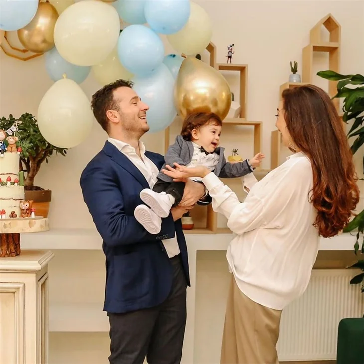 Azra Akın'ın oğlu Demir 1 yaşında!