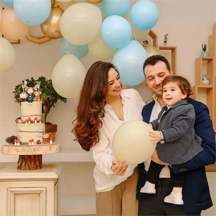 Azra Akın'ın oğlu Demir 1 yaşında!