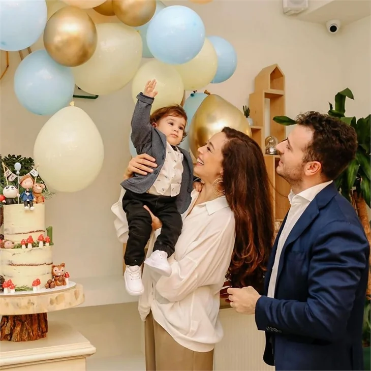 Azra Akın'ın oğlu Demir 1 yaşında!