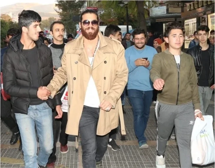 Can Yaman'a büyük ilgi! Sokakta yürüyemedi!