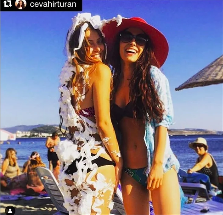 Hercai'nin sinsi Yaren'inden yazlık pozlar!