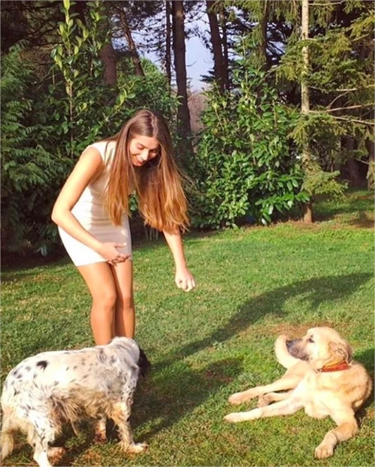 Hercai'nin sinsi Yaren'inden yazlık pozlar!