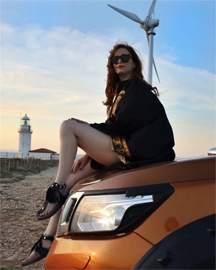 Mine Tugay'ın pencere pozu olay oldu!