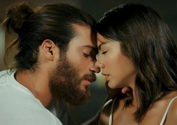 Can Yaman, Demet Özdemir'le aşk yaşadığını itiraf etti!