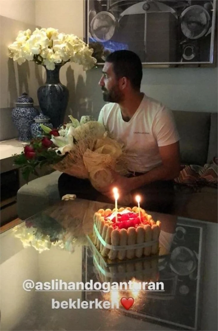 Arda Turan'dan romantik kutlama!
