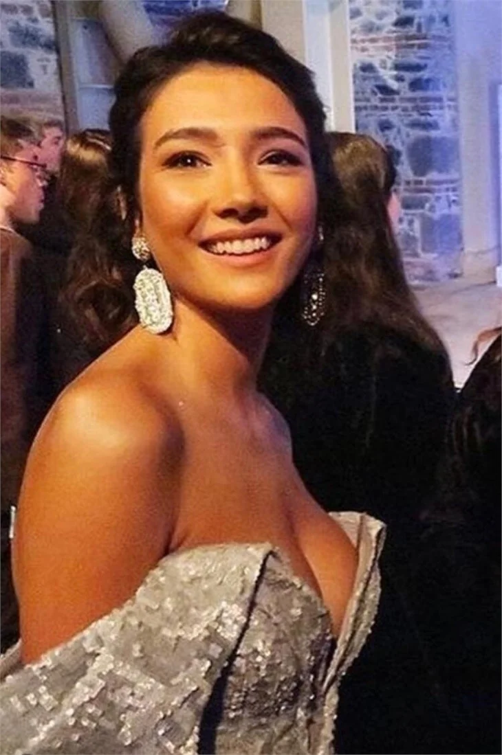 Aybüke Pusat'ın göğüs dekoltesi olay oldu!