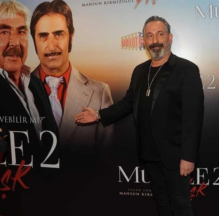 Cem Yılmaz ve hayalet sevgilisi film galasında!