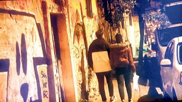 Cihangir sokaklarında el ele yakalandı, "setten arkadaşım" dedi!