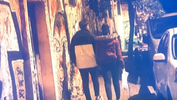 Cihangir sokaklarında el ele yakalandı, "setten arkadaşım" dedi!