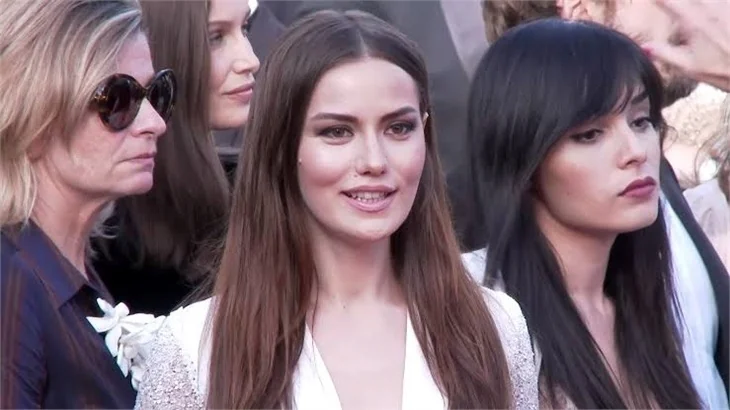 Fahriye Evcen'i yıkan haber! Zor sakinleştirildi!