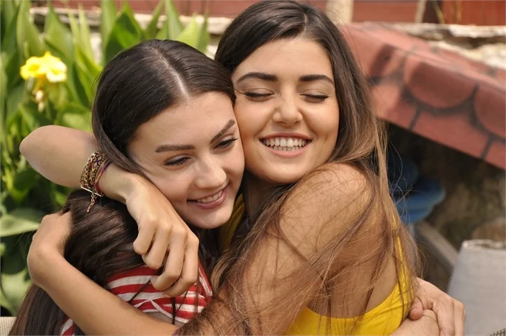 Hande Erçel ile Burcu Özberk’in eğlenceli anları...