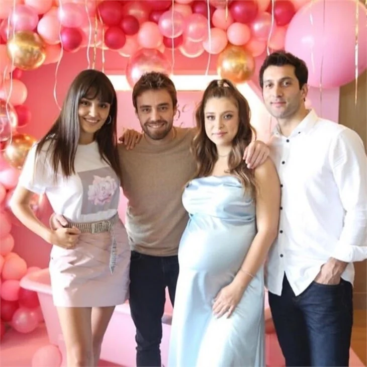 Hande Erçel'in ablası doğum yaptı!