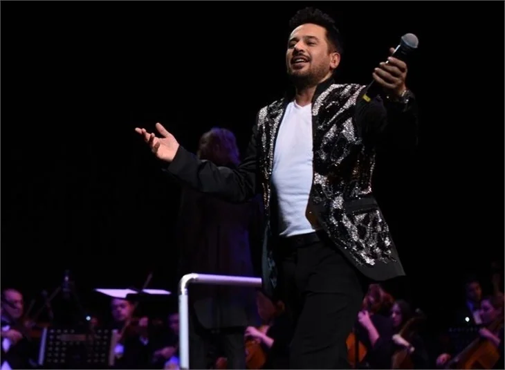 Emre Altuğ, Çağla Şikel'e serenat yaptı!