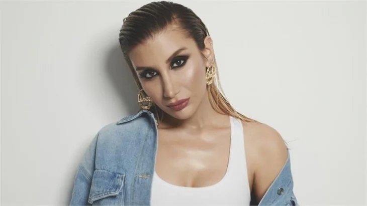 İrem Derici "Kucağına mı oturayım?"