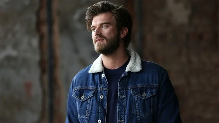 Kıvanç Tatlıtuğ'dan alkış toplayan hareket!