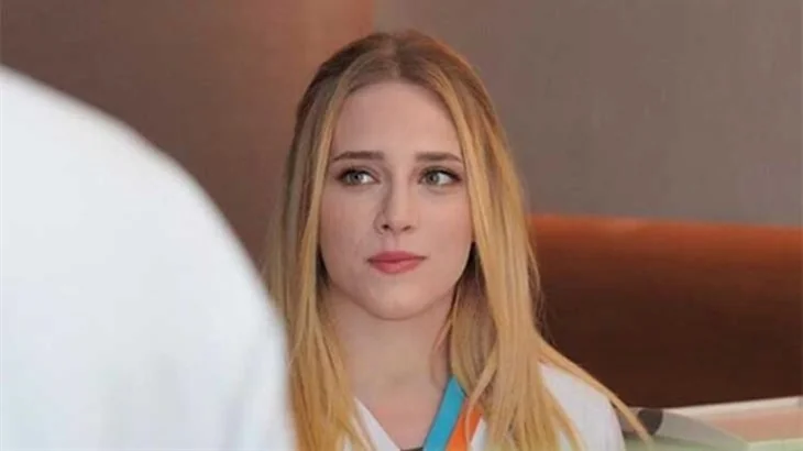 'Mucize Doktor'un Açelya'sı Hayal Köseoğlu'nun cesur pozları sosyal medyayı salladı