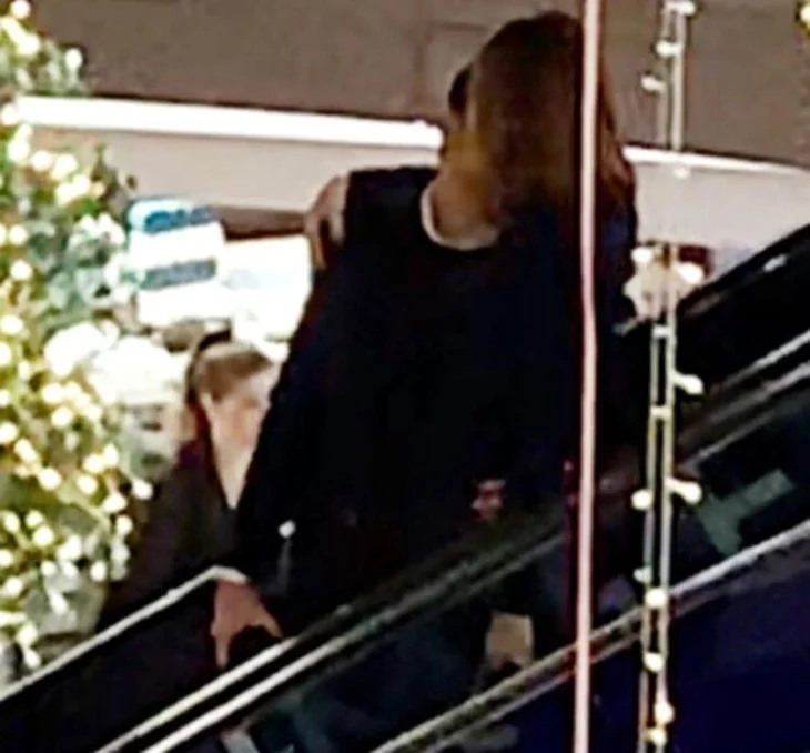 Demet Şener ve eşi AVM'de öpüştü!