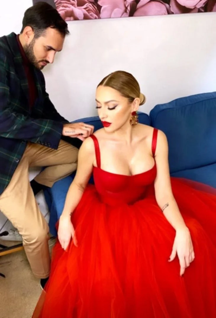 Hadise'nin dekolteli yılbaşı kostümü yine olay oldu!
