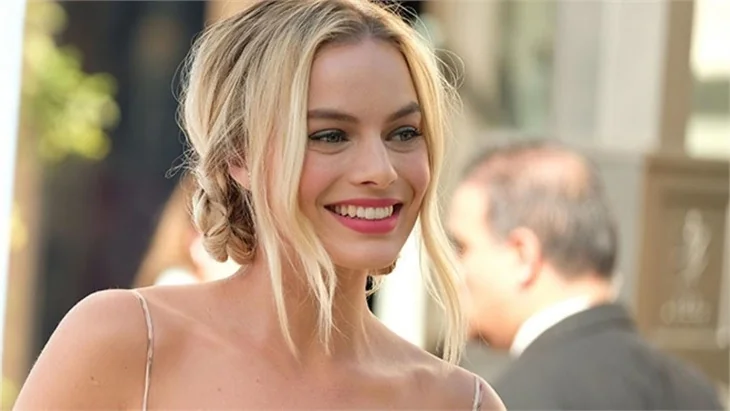 Margot Robbie ülkesi için yardım topluyor!