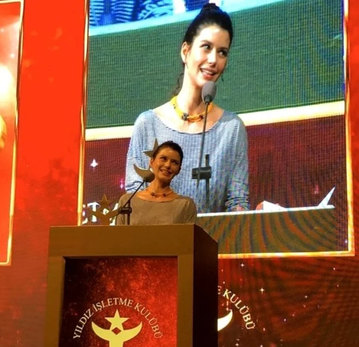 Beren Saat'ten alkışlanan konuşma!