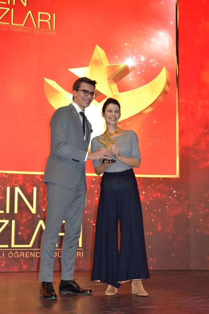 Yılın Yıldızları Ödülleri'ne ünlü yağdı!