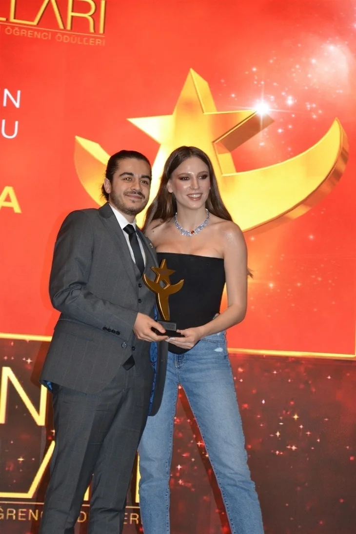 Yılın Yıldızları Ödülleri'ne ünlü yağdı!