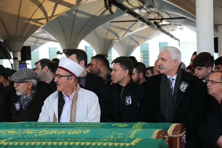 Ünlü şarkıcı İzzet Yıldızhan annesini toprağa verdi!