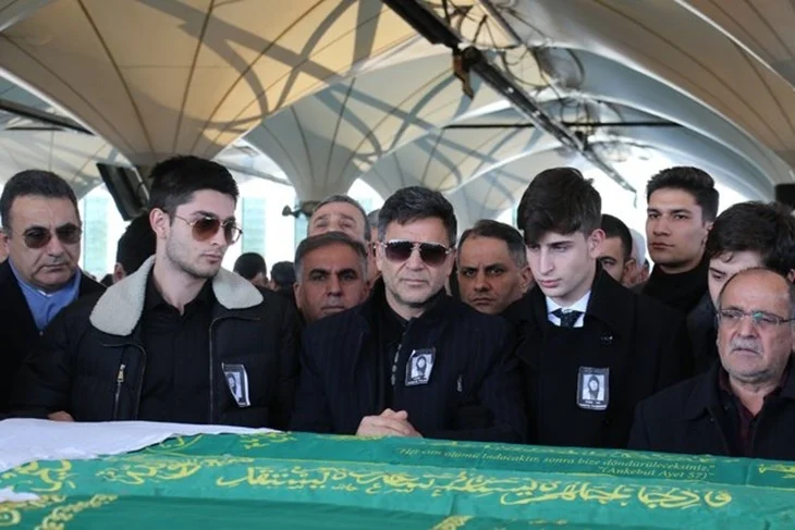 Ünlü şarkıcı İzzet Yıldızhan annesini toprağa verdi!