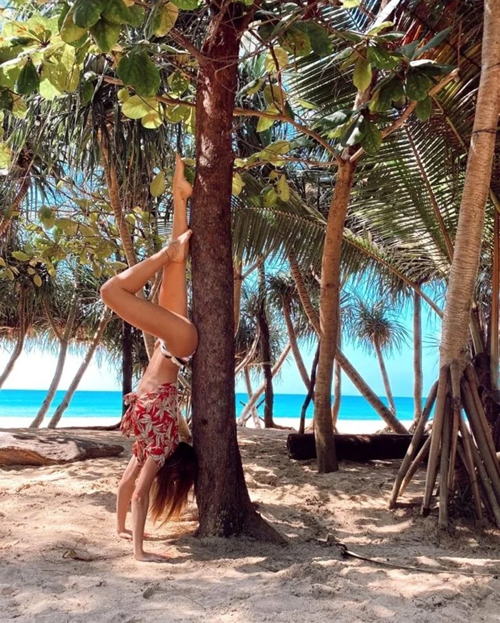 Şeyma Subaşı bikini ile amuda kalktı sosyal medya yıkıldı!
