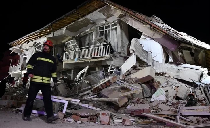 Ünlü isimlerin deprem sonrası paylaşımları!