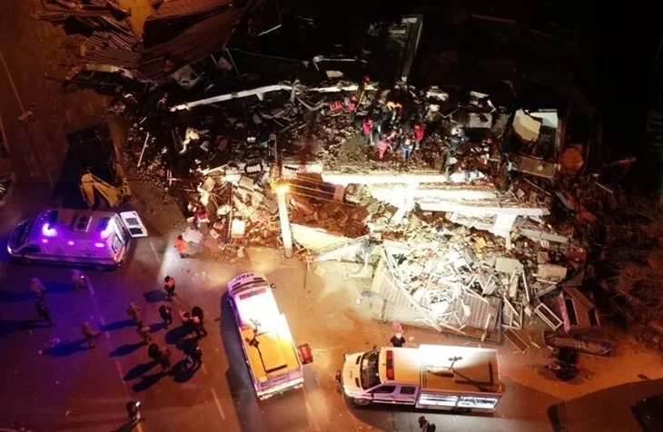 Ünlü isimlerin deprem sonrası paylaşımları!