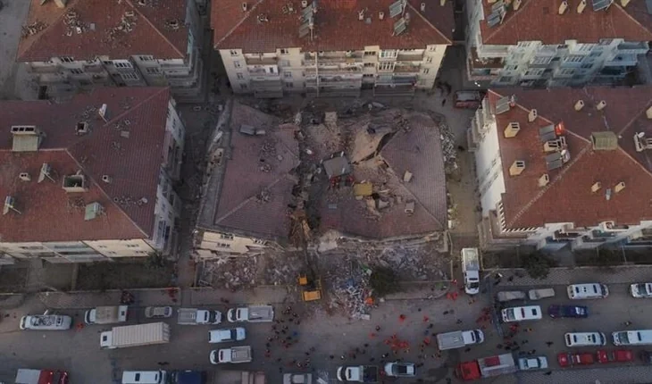 Ünlü isimlerin deprem sonrası paylaşımları!
