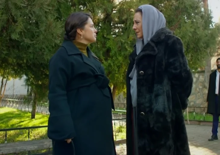 'Hercai'de büyük tehdit! Zehra ve Azize karşı karşıya!