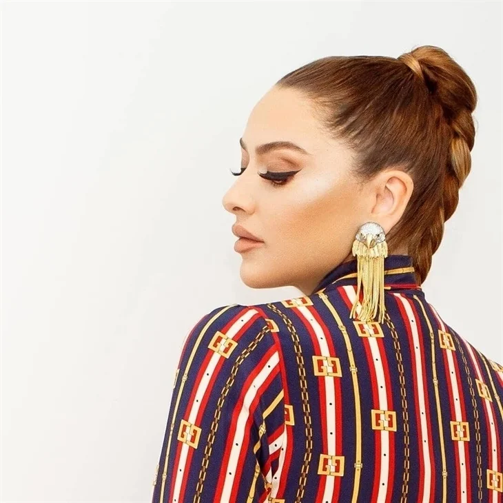 Hadise o elbiselerin parasını ödemiş!