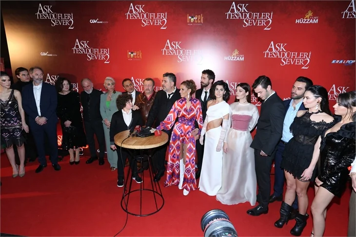 "Aşk Tesadüfleri Sever 2”nin galasına ünlü akını!