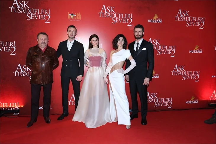 "Aşk Tesadüfleri Sever 2”nin galasına ünlü akını!